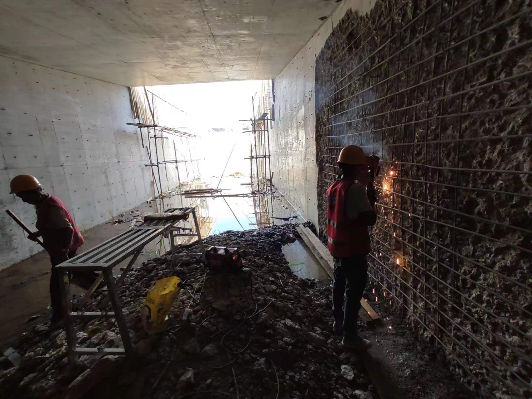 湘东挖断承重墙导致楼体开裂，加固施工方案出炉